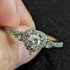 White gold and diamond heart ring